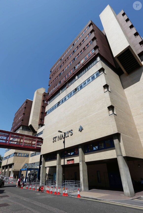 L'hôpital St Mary de Londres et ses abords sont en effervescence pour la naissance du bébé de Kate Middleton et du prince William, en juillet 2013