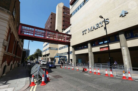L'hôpital St Mary de Londres et ses abords sont en effervescence pour la naissance du bébé de Kate Middleton et du prince William, en juillet 2013