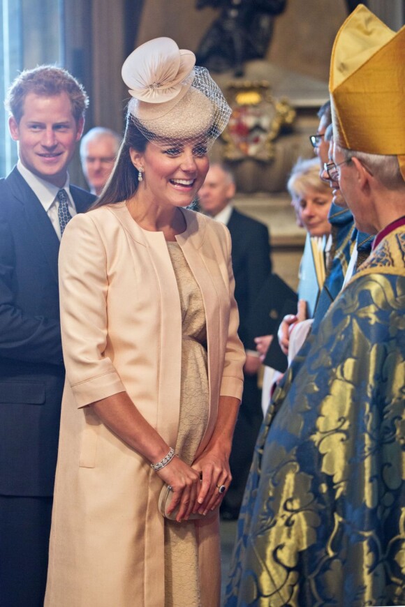 Kate Middleton discutant avec Justin Welby, archevêque de Canterbury, le 4 juin 2013 en l'abbaye de Westminster lors de la célébration des 60 ans du couronnement d'Elizabeth II.
