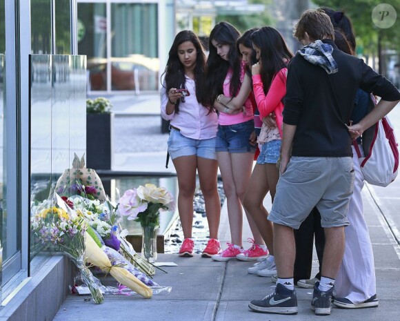 Devant l'hôtel Fairmont Pacific Rim à Vancouver où Cory Monteith a été retrouvé mort, le 13 juillet 2013. Des fans viennent y déposer des messages et des fleurs.