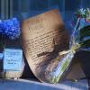 Devant l'hôtel Fairmont Pacific Rim à Vancouver où Cory Monteith a été retrouvé mort, le 13 juillet 2013. Des fans viennent y déposer des messages et des fleurs.