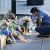Devant l'hôtel Fairmont Pacific Rim à Vancouver où Cory Monteith a été retrouvé mort, le 13 juillet 2013. Des fans viennent y déposer des messages et des fleurs.