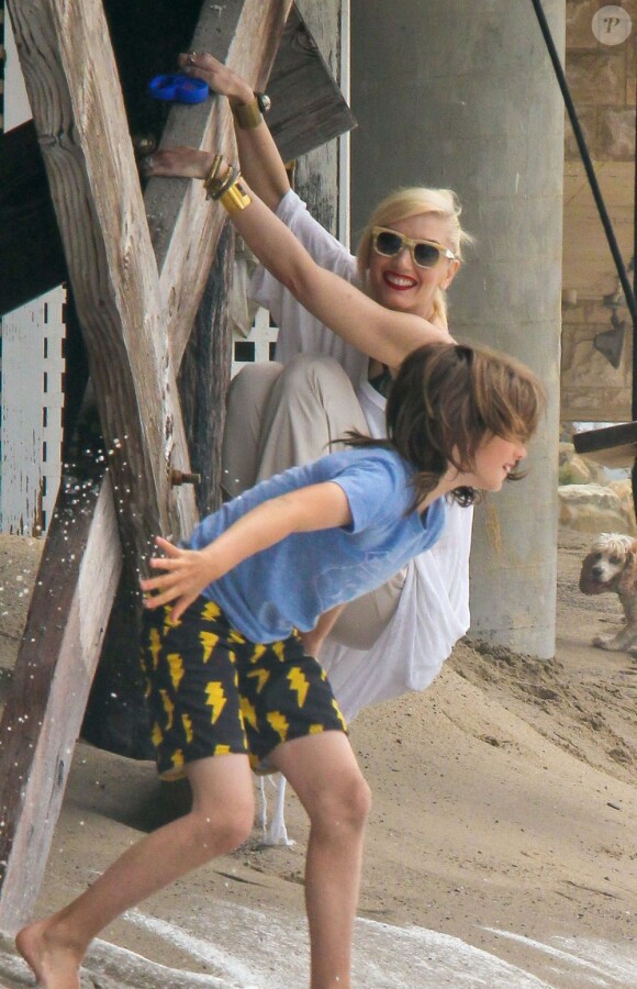 Gwen Stefani passe l'après-midi avec ses fils Zuma et Kingston à la plage, à Malibu, le 13 juillet 2013.
