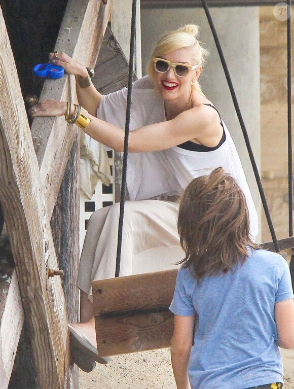 Gwen Stefani passe l'après-midi avec ses fils Zuma et Kingston à la plage, à Malibu, le 13 juillet 2013.