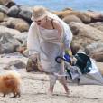 Gwen Stefani passe l'après-midi avec son chien et ses fils, Zuma et Kingston, à la plage, à Malibu, le 13 juillet 2013.