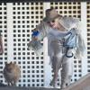 Gwen Stefani passe l'après-midi avec ses fils Zuma et Kingston à la plage, à Malibu, le 13 juillet 2013.