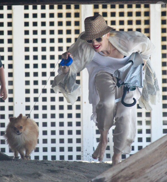 Gwen Stefani passe l'après-midi avec ses fils Zuma et Kingston à la plage, à Malibu, le 13 juillet 2013.