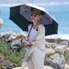 Gwen Stefani, protégée sous un parapluie, passe l'après-midi avec  ses fils Zuma et Kingston à la plage, à Malibu, le 13 juillet 2013.