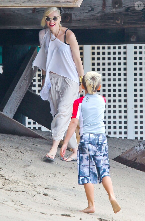 Gwen Stefani passe l'après-midi avec ses fils Zuma et Kingston à la plage, à Malibu, le 13 juillet 2013.