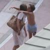 Exclusif Elizabeth Hurley en vacances à Las Vegas avec son fils Damian, et avec son fiancé Shane Warne qui est venu avec l'une de ses filles, Summer. Le 6 juillet 2013 : la star a droit à un câlin de son fiston