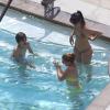 Exclusif Elizabeth Hurley en vacances à Las Vegas avec son fils Damian, et avec son fiancé Shane Warne qui est venu avec l'une de ses filles, Summer. Le 6 juillet 2013 : les enfants profitent de la piscine avec leur nounou