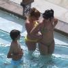 Exclusif Elizabeth Hurley en vacances à Las Vegas avec son fils Damian, et avec son fiancé Shane Warne qui est venu avec l'une de ses filles, Summer. Le 6 juillet 2013 : les enfants profitent de la piscine avec leur nounou