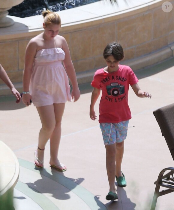 Exclusif Elizabeth Hurley en vacances à Las Vegas avec son fils Damian, et avec son fiancé Shane Warne qui est venu avec l'une de ses filles, Summer. Le 6 juillet 2013 : Summer et Damian, enfants de famille recomposée
