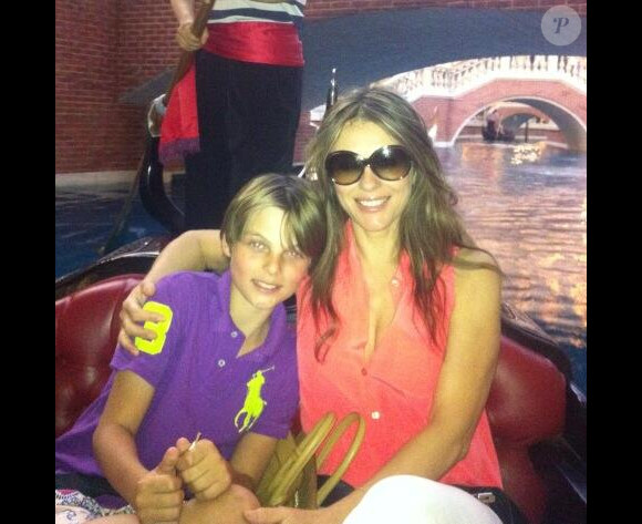 Elizabeth Hurley en vacances à Las Vegas avec son fils Damian - juillet 2013