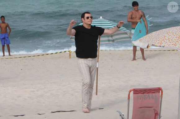 John Travolta pendant le tournage d'une publicité Ypioca à Rio de Janeiro au Brésil le 10 juillet 2013.