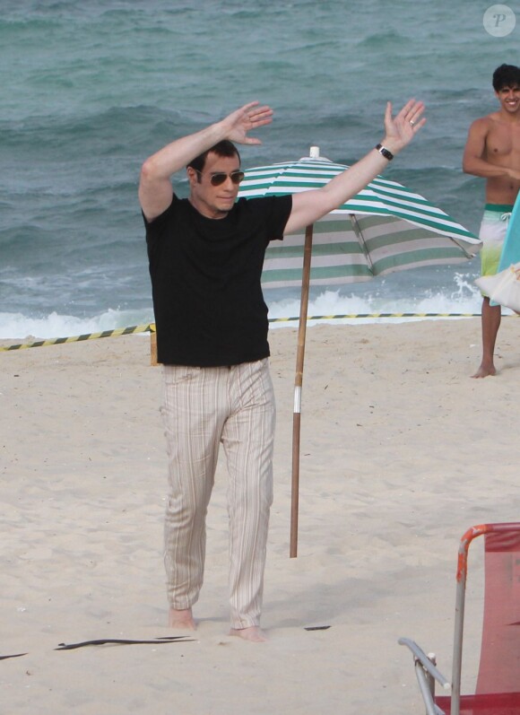 John Travolta met l'ambiance sur le tournage d'une publicité Ypioca à Rio de Janeiro au Brésil le 10 juillet 2013.