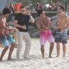John Travolta danse la samba lors du tournage d'une publicité Ypioca à Rio de Janeiro au Brésil le 10 juillet 2013.