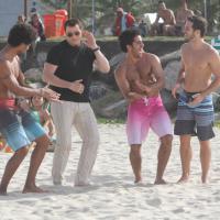 John Travolta : Roi de la samba et du ballon rond sur le sable de Copacabana