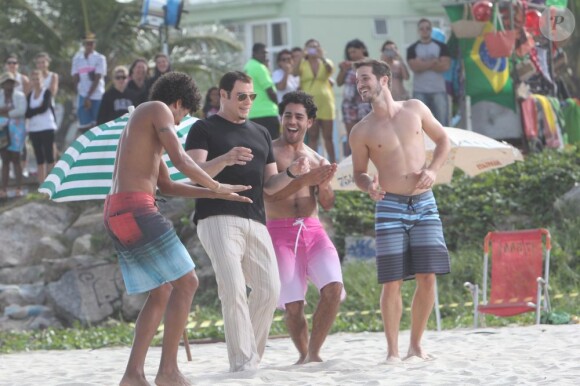 John Travolta danse sur le tournage d'une publicité Ypioca à Rio de Janeiro au Brésil le 10 juillet 2013.