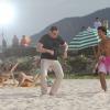 John Travolta adepte de la samba sur le tournage d'une publicité Ypioca à Rio de Janeiro au Brésil le 10 juillet 2013.