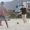 John Travolta joue au football sur le tournage d'une publicité Ypioca à Rio de Janeiro au Brésil le 10 juillet 2013.