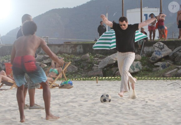 John Travolta joue au football sur le tournage d'une publicité Ypioca à Rio de Janeiro au Brésil le 10 juillet 2013.