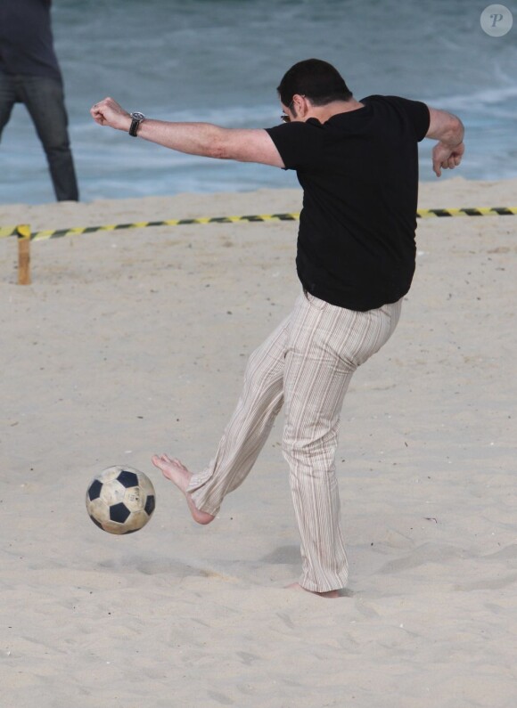 John Travolta tape dans le ballon sur le tournage d'une publicité Ypioca à Rio de Janeiro au Brésil le 10 juillet 2013.