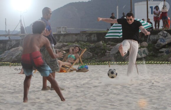 John Travolta frappe dans le ballon sur le tournage d'une publicité Ypioca à Rio de Janeiro au Brésil le 10 juillet 2013.