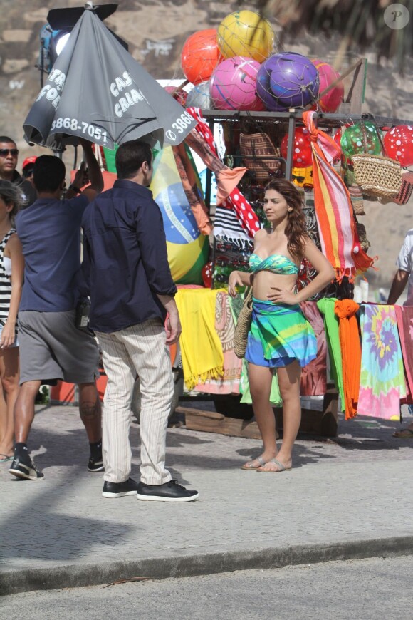 John Travolta avec une jeune fille sur le tournage d'une publicité Ypioca à Rio de Janeiro au Brésil le 10 juillet 2013.