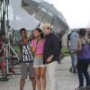 John Travolta avec une belle brésilienne sur le tournage d'une publicité Ypioca à Rio de Janeiro au Brésil le 10 juillet 2013.