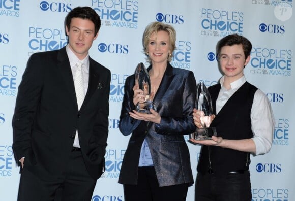 Cory Monteith avec Jane Lynch et Chris Colfer, deux acteurs ouvertement homosexuels, qui lui donnaient la réplique dans la série "Glee". Ici au People's Choice Awards à Los Angeles, le 5 janvier 2011.