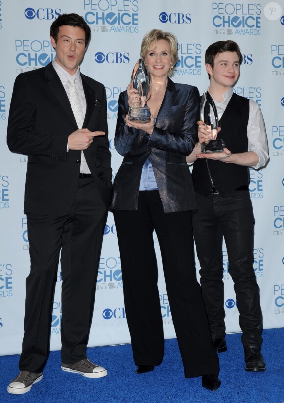 Cory Monteith avec Jane Lynch et Chris Colfer, deux acteurs ouvertement homosexuels, qui lui donnaient la réplique dans la série "Glee". Ici au People's Choice Awards à Los Angeles, le 5 janvier 2011.