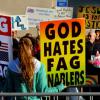 Des membres de la Westboro Baptist Church manifestent contre le mariage gay à Martniez en Californie, le 17 juin 2008.