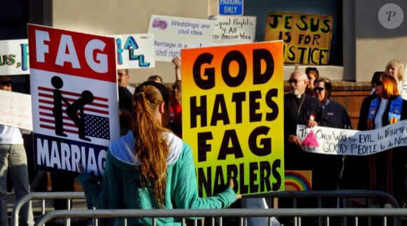 Des membres de la Westboro Baptist Church manifestent contre le mariage gay à Martniez en Californie, le 17 juin 2008.