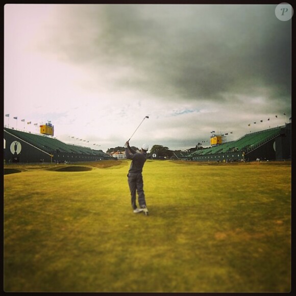 Lindsey Vonn a publié sur son compte Instagram une photo de Tiger Woods en action dans le soleil couchant