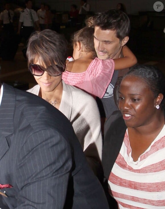 Halle Berry, Olivier Martinez et sa fille Nahla rentrent à la maison après leur mariage en France, le 16 juillet 2013.