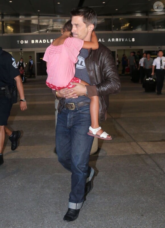 Olivier Martinez et Nahla arrivent à l'aéroport de Los Angeles en provenance de Paris, le 16 juillet 2013.