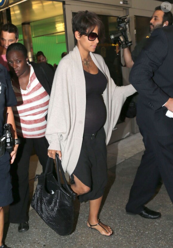 Halle Berry enceinte, son mari Olivier Martinez accompagné de Nahla arrivent à l'aéroport de Los Angeles, le 16 juillet 2013.
