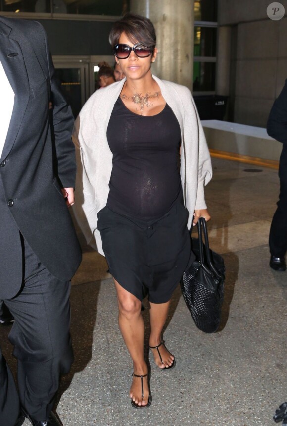 Halle Berry enceinte à l'aéroport de Los Angeles, le 16 juillet 2013.