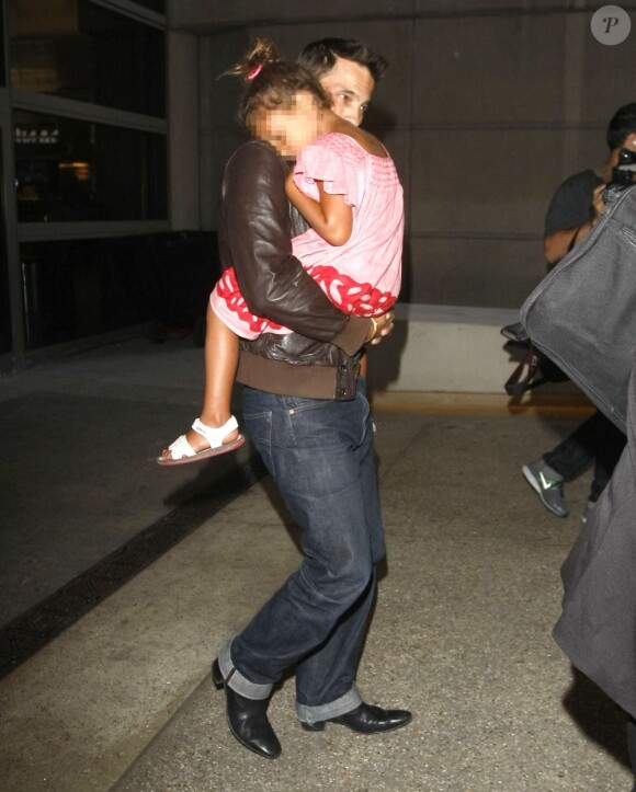 Olivier Martinez et Nahla emboîtent le pas à Halle Berry à l'aéroport de Los Angeles, le 16 juillet 2013.