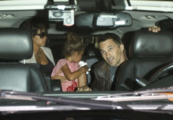 Halle Berry enceinte, son mari Olivier Martinez et sa fille Nahla rentrent au bercail à l'aéroport de Los Angeles, le 16 juillet 2013.