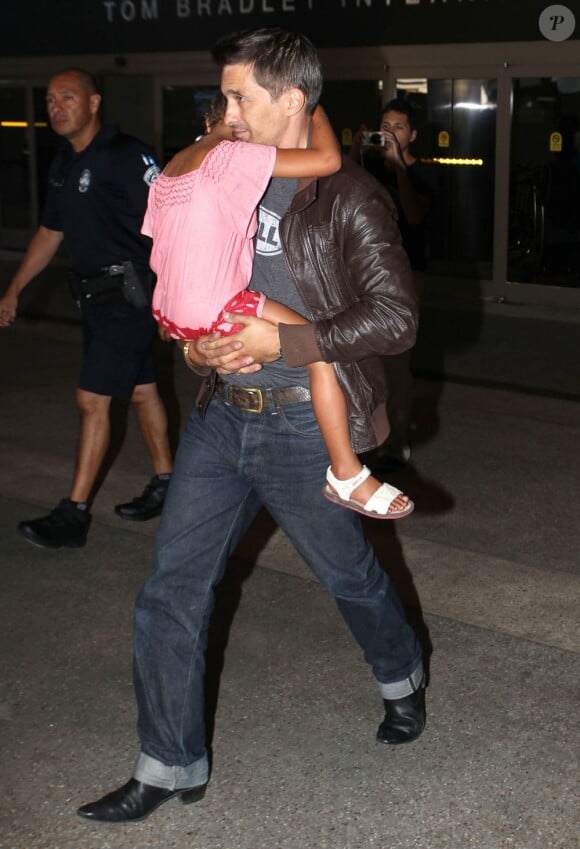 Olivier Martinez et Nahla arrivent à l'aéroport de Los Angeles, le 16 juillet 2013.