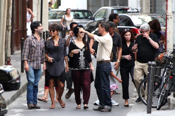 Photos exclusives : Halle Berry, Olivier Martinez, jeunes mariés, la petite Nahla faisant visiter le quartier de Saint-Germain-des-Près à leurs invités américains à leur mariage du 13 juillet 2013. Paris le 15 juillet 2013.