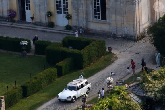 La DS21 blanche vintage dans la cour du château des Condé, qui a transporté Halle Berry à l'église pour la cérémonie religieuse le 13 juillet 2013.