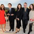  Aurélie Filippetti, Jack Lang, Bono, son épouse Alison Hewson et sa fille Eve au ministère de la Culture où Bono a reçu les insignes de Commandeur de l'ordre des Arts et des Lettres, à Paris le 16 juillet 2013. 