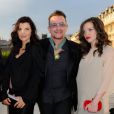 Bono, Alison Hewson et leur fille Eve au ministère de la Culture où Bono a reçu les insignes de Commandeur de l'ordre des Arts et des Lettres, à Paris le 16 juillet 2013.