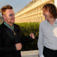 Bono et Cali au ministère de la Culture où Bono a reçu les insignes de Commandeur de l'ordre des Arts et des Lettres, à Paris le 16 juillet 2013.