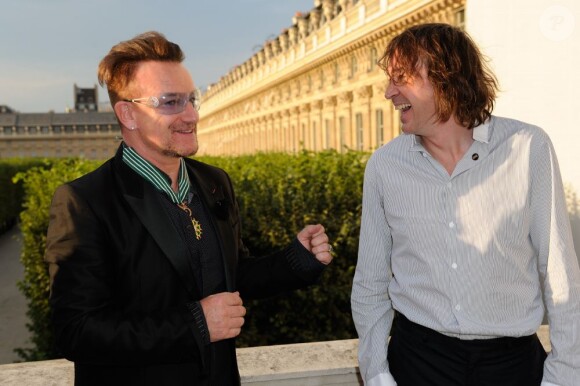 Bono et Cali au ministère de la Culture où Bono a reçu les insignes de Commandeur de l'ordre des Arts et des Lettres, à Paris le 16 juillet 2013.