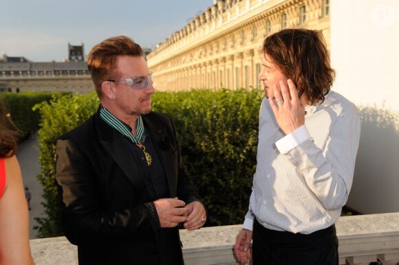 Bono et Cali au ministère de la Culture où Bono a reçu les insignes de Commandeur de l'ordre des Arts et des Lettres, à Paris le 16 juillet 2013.