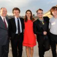 L'ambassadeur irlandais à Paris, Paul Kavanagh, Jack Lang, Aurélie Filippetti, Bono et Cali au ministère de la Culture où Bono a reçu les insignes de Commandeur de l'ordre des Arts et des Lettres, à Paris le 16 juillet 2013.